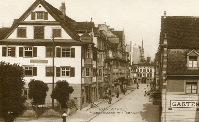 Hauptstrasse mit Rathaus und Restaurant Reilihof