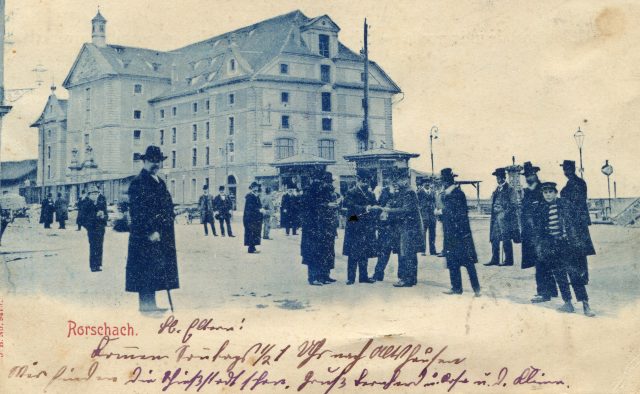 Hafenplatz mit Passanten vor dem Kornhaus