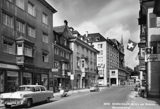 Belebtes Strassenbild auf der Hauptstrasse mit Drogerie Schläpfer und Oldtimern