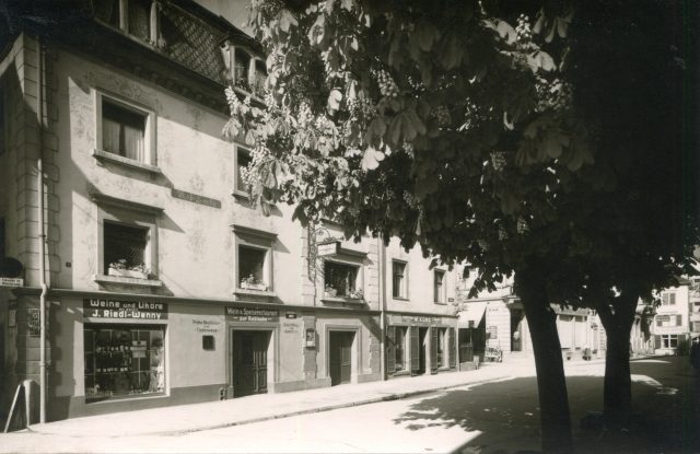 Strassenansicht mit Reblaube und Weinhandlung