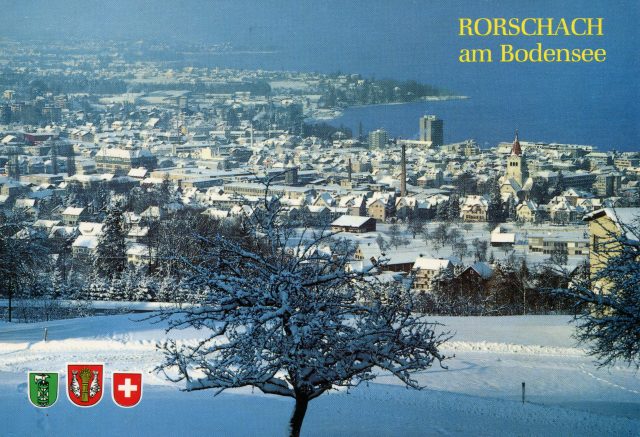 Verschneite Panorama-Vogelperspektive mit Gemeindewappen