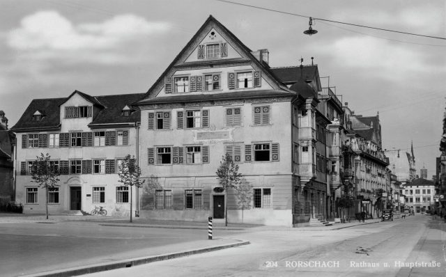 Rathaus und Hauptstrasse im herbstlichen Gewand