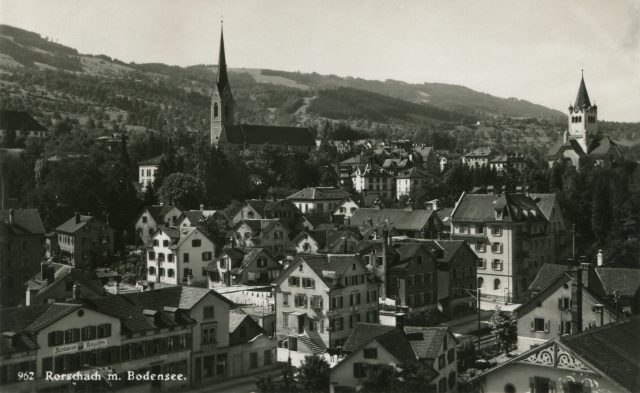 Blick über das Stadtgebiet zu den Kirchen mit Restaurant Angehrn und St. Gallerhof