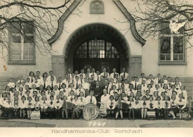 Handharmonika-Club Rorschach vor dem Pestalozzi-Schulhaus