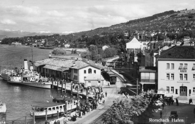 Hafenbahnhof mit Raddampfer und Bahnhofsrestauration