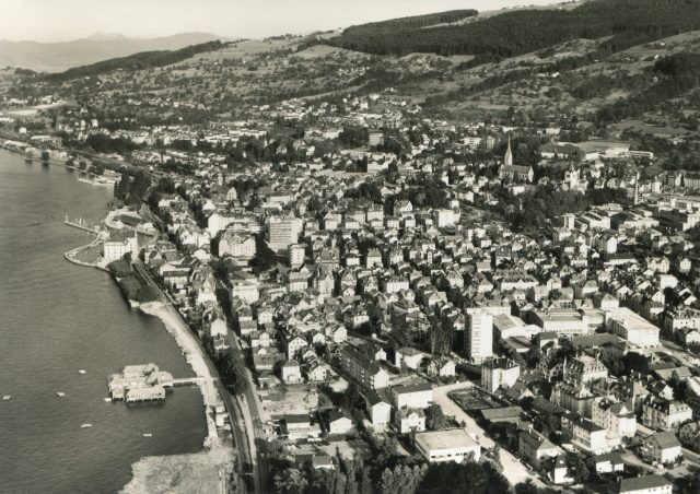 Luftaufnahme über Rorschach mit Badhütte und Kirchtürmen