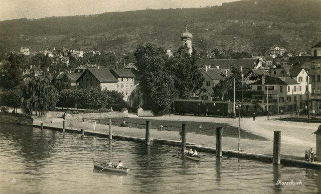 Hafenbecken mit SBB-Güterwagen und Blick zur Kirche St. Kolumban