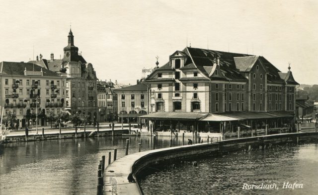 Hafenbecken mit barockem Kornhaus und Prachtbau mit Eckturm