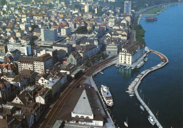 Luftaufnahme über das Hafenbecken mit Hafenbahnhof