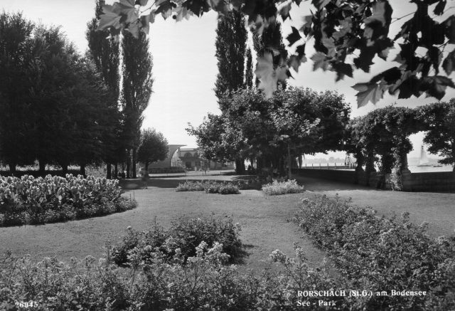 Sommerliche Idylle im Seepark mit Blumenrabatten und Pavillon