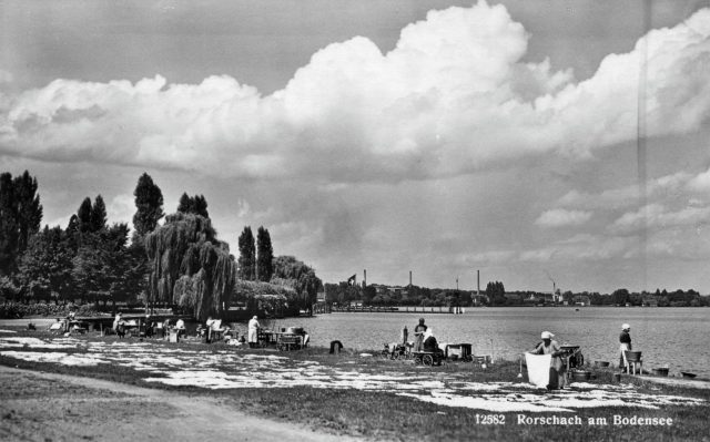 Traditionelle Rasenbleiche und Wäscherinnen im Seepark