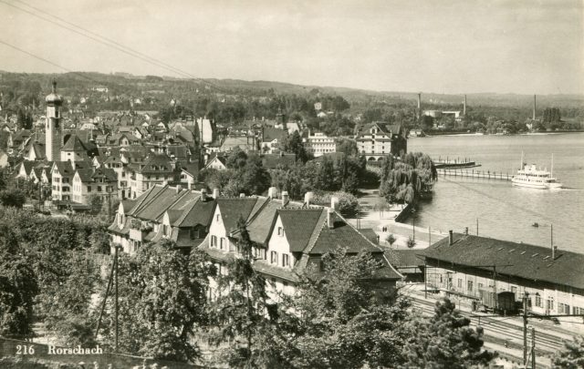 Erhöhte Ostansicht mit Pfarrkirche St. Kolumban, Hafenbahnhof und Kornhaus