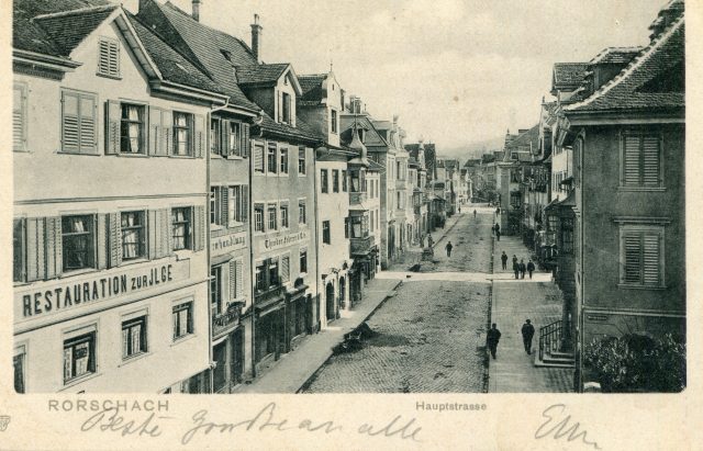 Blick in die Hauptstrasse mit der Restauration zur Ilge