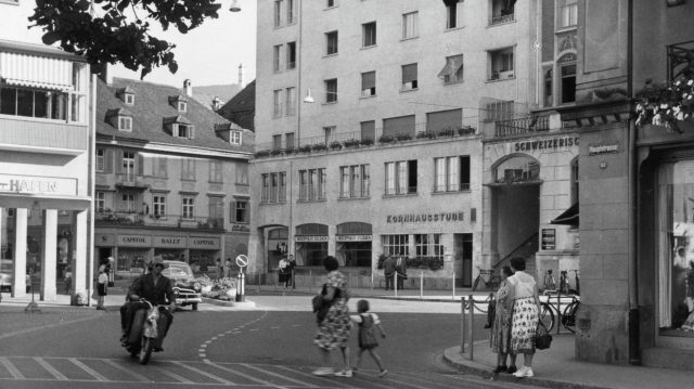 Belebte Hauptstrasse mit Kornhausstube