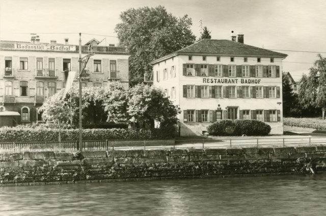 Uferansicht mit Restaurant Badhof und Badanstalt