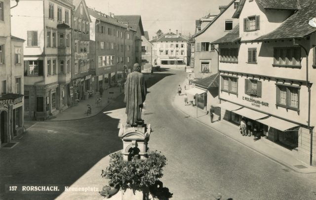 Der Kronenplatz mit Jakobsbrunnen und Sattlerei Weilenmann-Baur