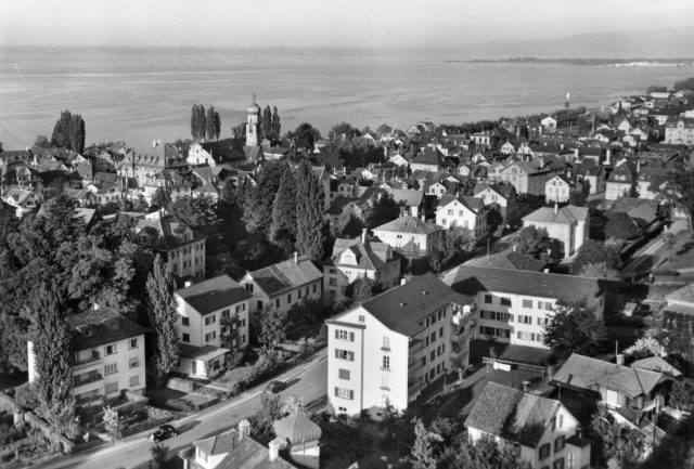 Erhöhter Blick über die Wohnquartiere zur Kirche St. Kolumban und den Bodensee