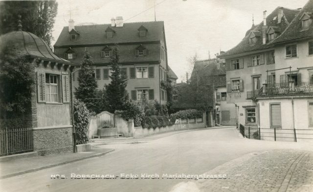 Blick in die Mariabergstrasse mit Pavillon und Wandbrunnen