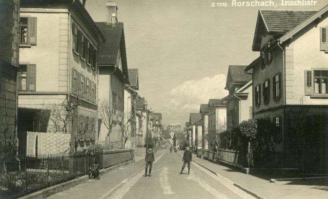 Historische Ansicht der Trischlistrasse mit spielenden Kindern