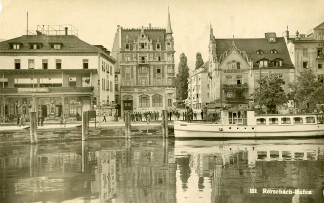 Hafenbecken mit Schweizerischem Bankverein und Passagierschiff