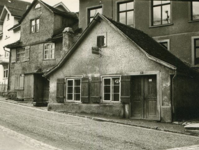 Häuseransicht mit kleinem Altstadthaus und Schindelfassade