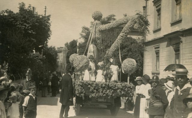 Harfen-Festwagen am Blumenfest