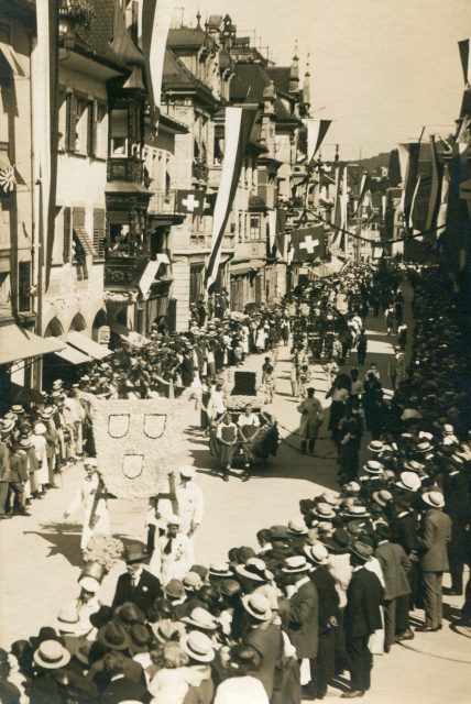 Festumzug in der Hauptstrasse am Blumenfest