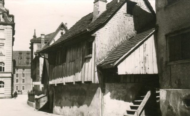 Hinterhof- und Häuseransicht mit Holzverschalung