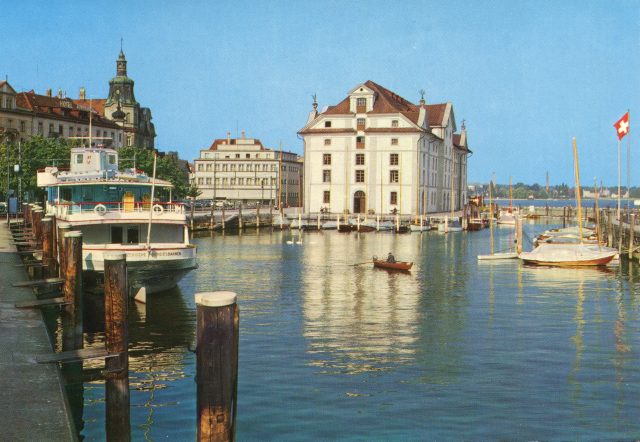 Hafenbecken mit Kornhaus und Passagierschiff