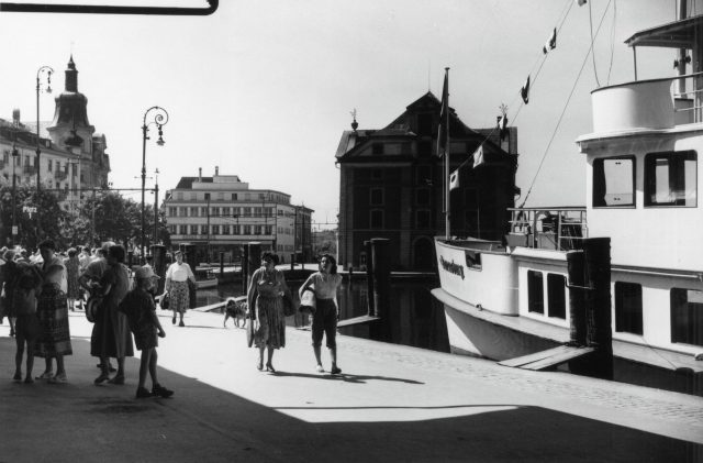 Hafenpromenade mit Motorschiff Rheinburg