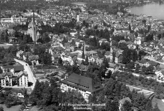 Luftaufnahme mit Krankenhaus, Herz-Jesu- und reformierter Kirche