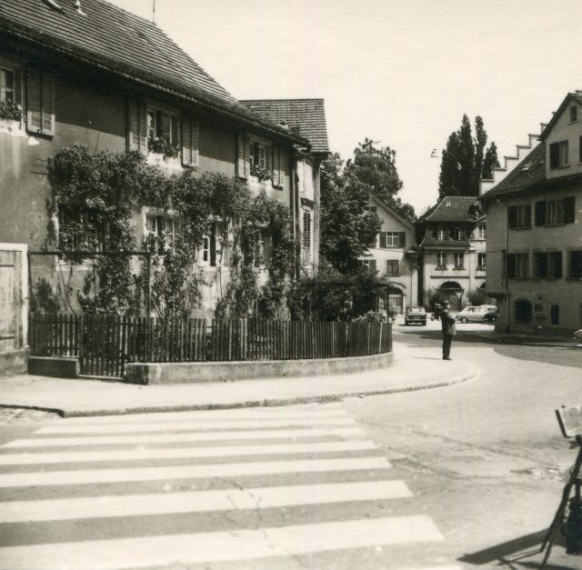 Strassenansicht mit altem Wohnhaus und Fussgängerstreifen