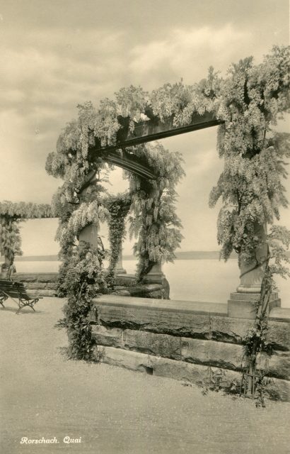 Blühende Pergola an der Hafenpromenade