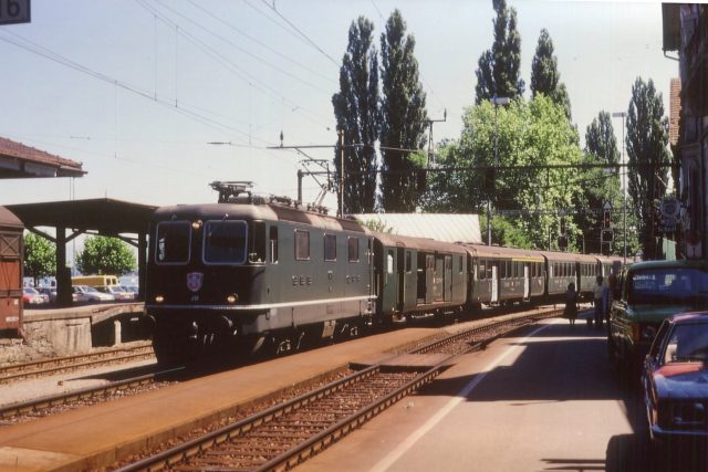 Grüne SBB Re 4/4 II mit Regionalzug am Bahnhof Rorschach Hafen
