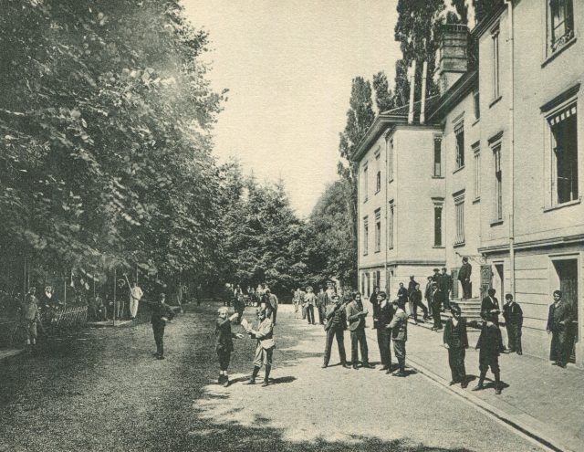 Schülerleben auf dem Vorplatz des Instituts Wiget, Stella Maris