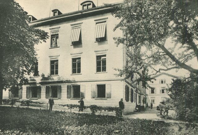 Seitenansicht des Instituts Wiget mit Sonnenstoren, Stella Maris