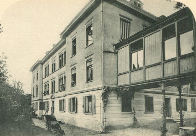 Rückansicht des Instituts Wiget mit hölzernem Verbindungsbau, Stella Maris