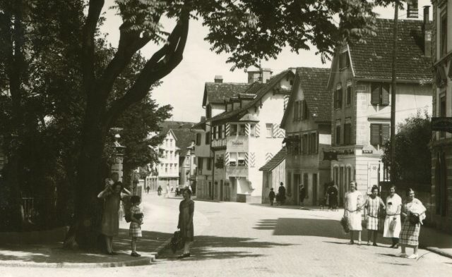 Strassenansicht mit Negropont und Passantinnen
