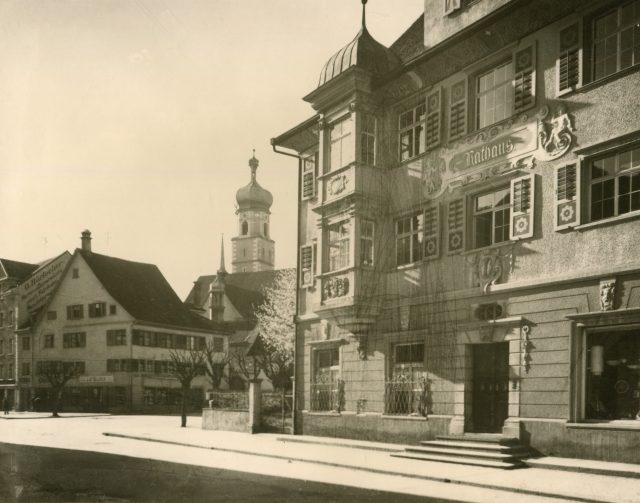 Marktplatz mit Rathaus und Stadtkirche St. Kolumban