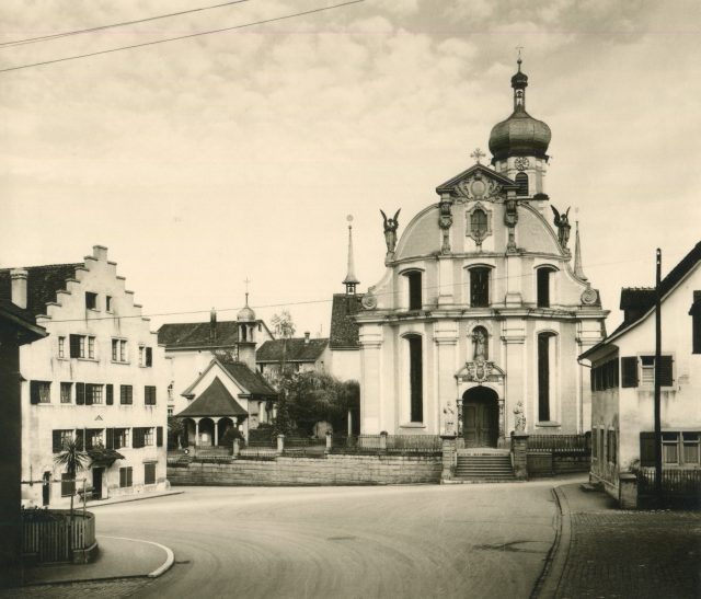 Kirchplatz mit der Stadtkirche St. Kolumban und der Annakapelle