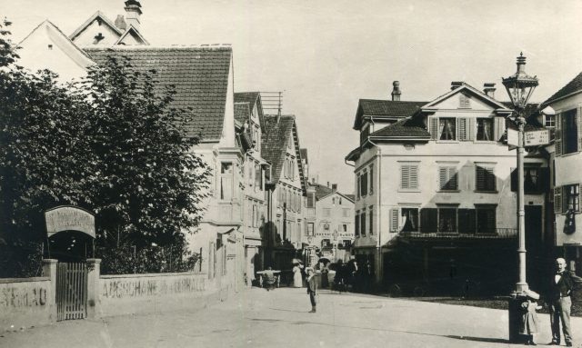 Strassenansicht mit Wegweiser und Althausbebauung