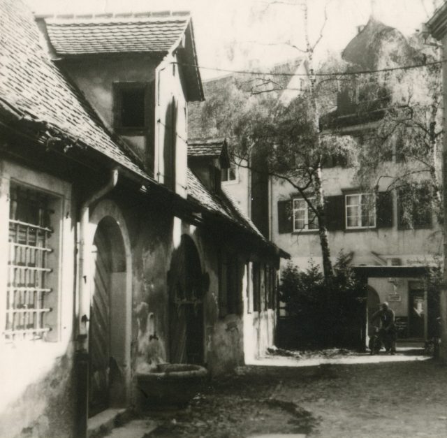 Malerischer Winkel am Hengart mit Brunnen