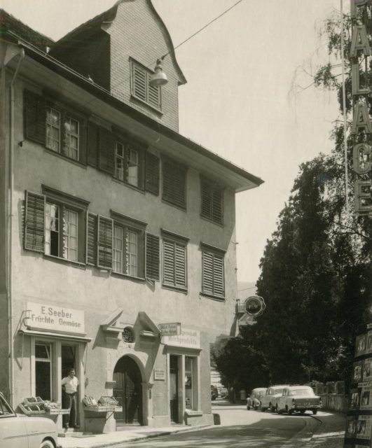Hauptstrasse bei der Einmündung zum Hengart mit Gewerbe und Kino Palace