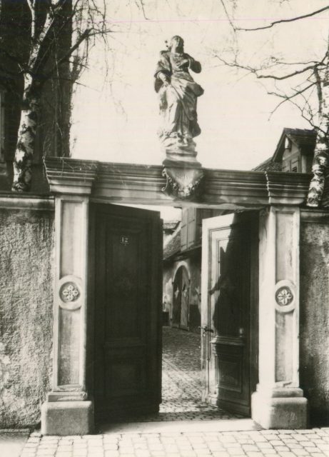 Barockes Portal mit Marienstatue am Hengart (Hausnr. 12)