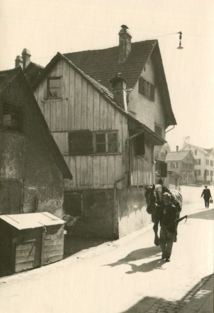 Gasse beim Marktplatz mit Pferdefuhrwerk