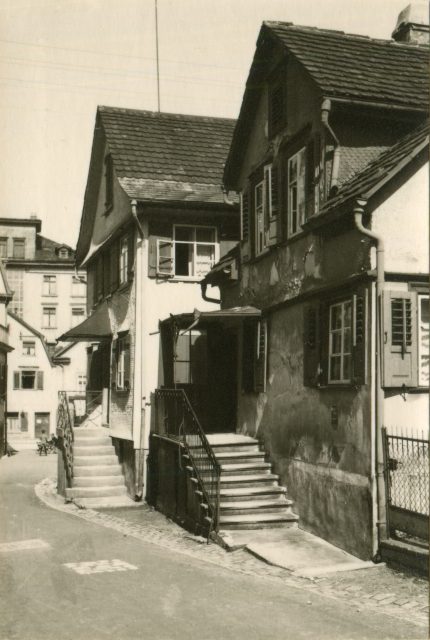 Verwinkelte Altstadtgasse beim Marktplatz mit Aussentreppen