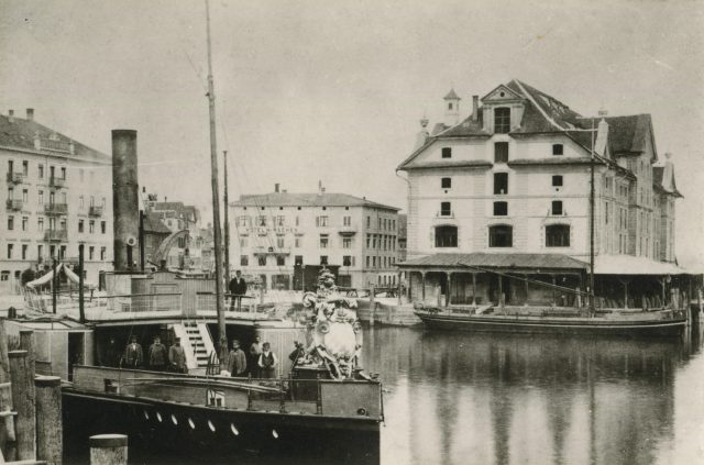 Hafenbecken mit Kornhaus und Raddampfer
