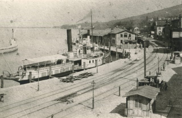 Hafenplatz mit Bahngleisen und Salondampfer „König Karl“