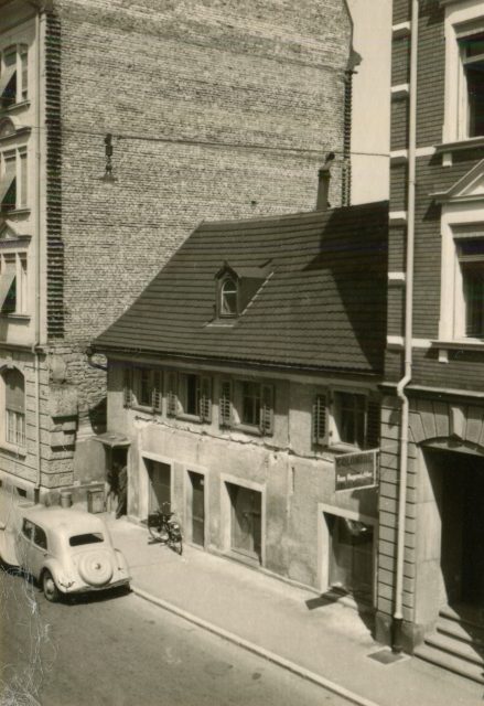 Altes Wohnhaus mit Kolonialwarenladen an der Signalstrasse