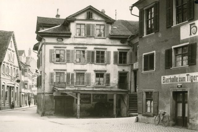 Trischliplatz mit der Bierhalle zum Tiger und Velowerkstatt
